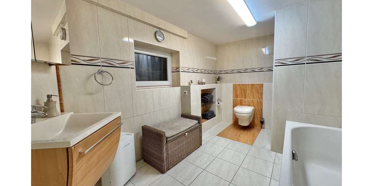 Modernes Bad mit Wanne und Dusche (KG)