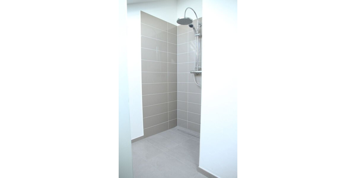 Moderne Dusche mit Komfort