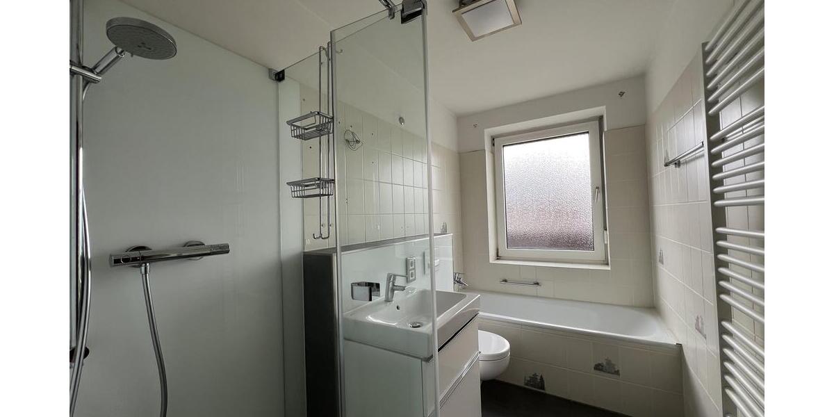 Tageslichtbad mit Wanne und Dusche