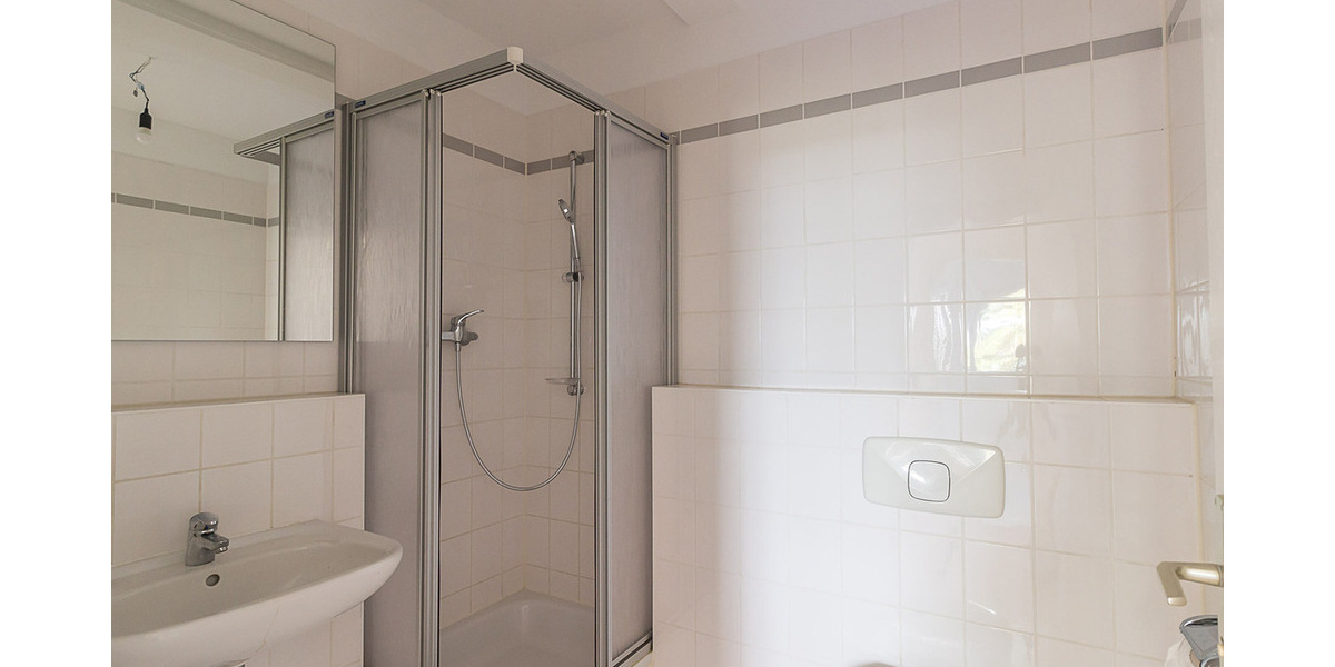 Bad-mit-Dusche-2-Raum-Wohnung-im-1-Obergeschoss-am-Krähenfeld-8 - Kopie