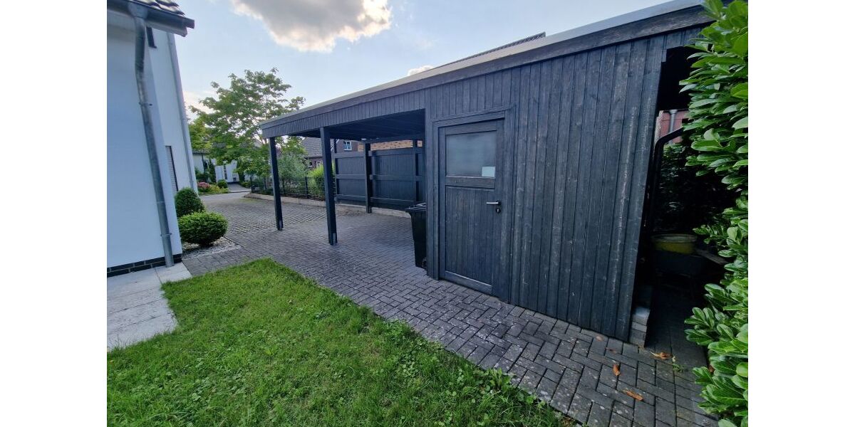 Außenbereich mit Carport/Stellplätzen