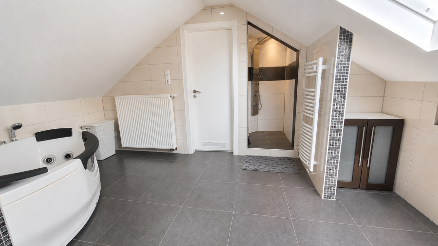 15_OG_Wohnung_Bad_Whirlpool_2
