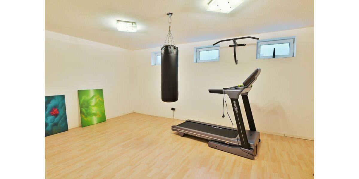 Sportraum-Wohnzimmer Kellerwohnung